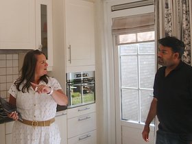 Makelaar Debbie Mels leidt een Indiase expat rond in een huis dat te koop staat in Eindhoven