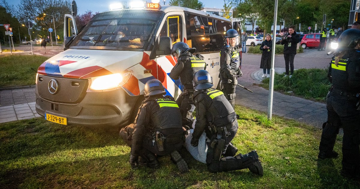 Politie deelt zelf beelden van rellen in Loosdrecht, dit is waarom deze bijzondere stap wordt gezet
