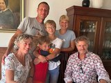 Astrid en Paul (links- en rechtsonder) met de Oekraïense familie Bielik
