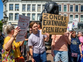 Deelnemers in Rotterdam tijdens een protestmars tegen femicide