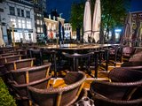 Stoelen en tafels van horecagelegenheden blijven nog onder het zeil de komende tijd.