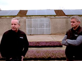 Remco Beekers (r) schakelde gecertificeerd installateur René de Jong (l) in nadat zijn zonnepanelen verkeerd geïnstalleerd bleken.