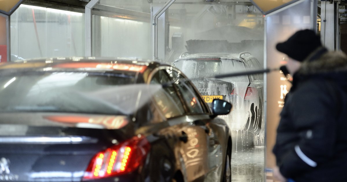 Waarom je auto wassen juist nu heel verstandig is: 'Geef strooizout geen kans om zich in te vreten'