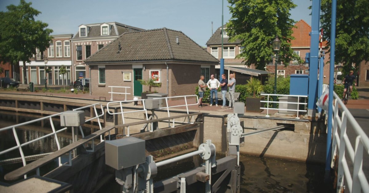 Door achterstallig onderhoud is belangrijke sluis in Zwartsluis dicht, maar inwoners mogen het niet 