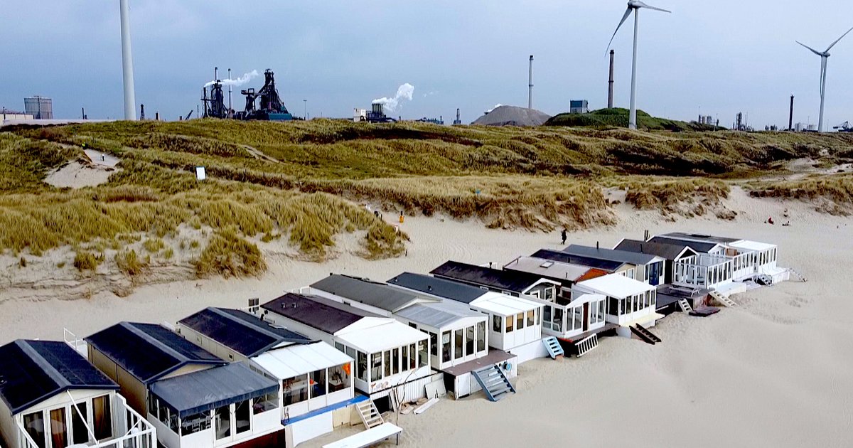 Gezonde zeelucht? De strandhuisjes van Wijk aan Zee staan midden in de ongezonde walm van Tata Steel