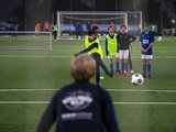 Jonge voetballers trainen op een penalty