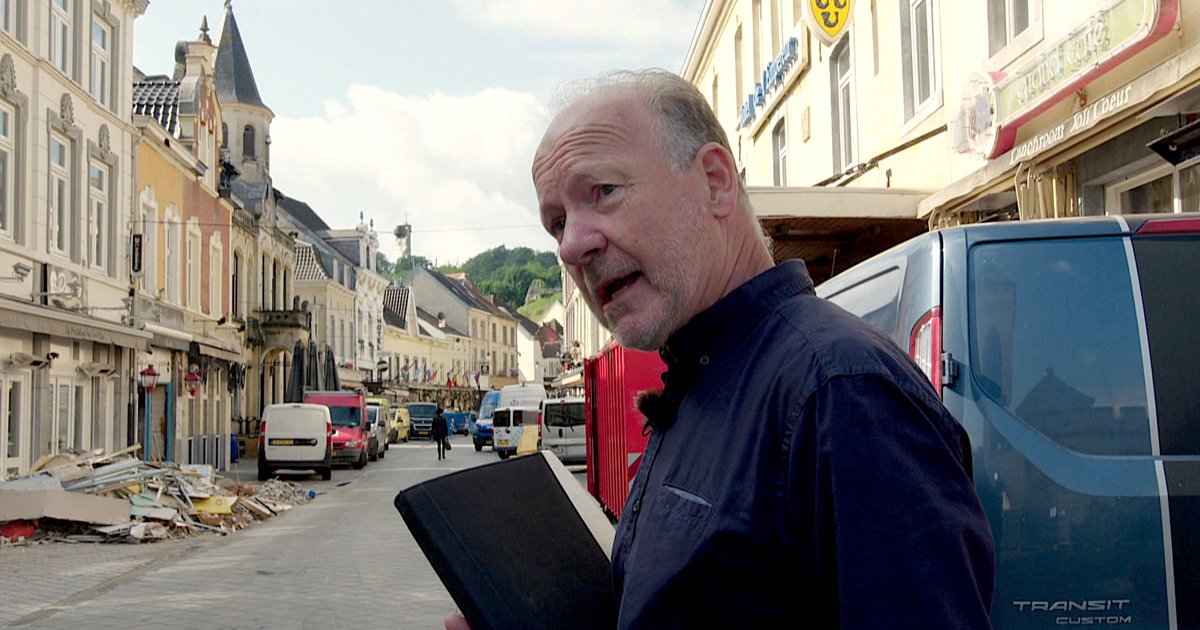 Expert Paul maakt waterschade op in Valkenburg: 'Je biedt ook een luisterend oor'