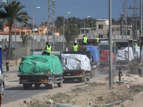 Trucks met hulpgoederen rijden Gaza binnen