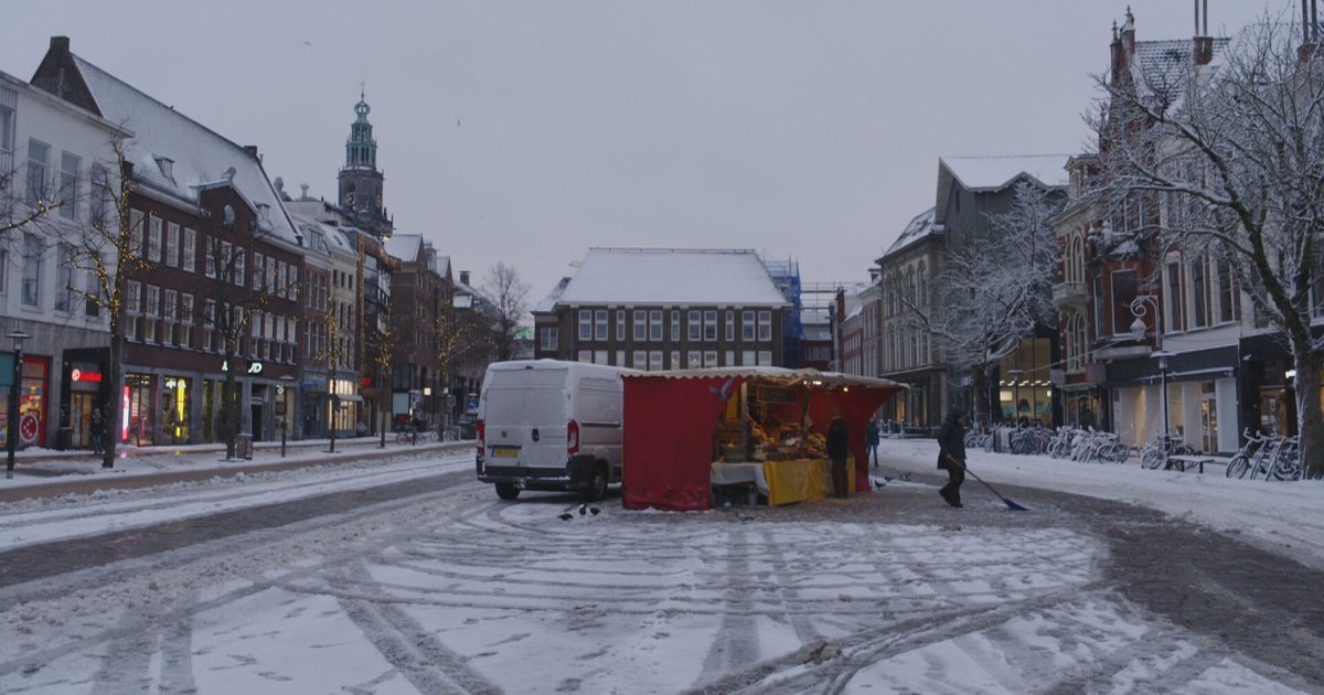 Chaos door sneeuw in Noord-Nederland, maar in Groningen gingen zorg- en onderwijsmedewerkers gewoon 
