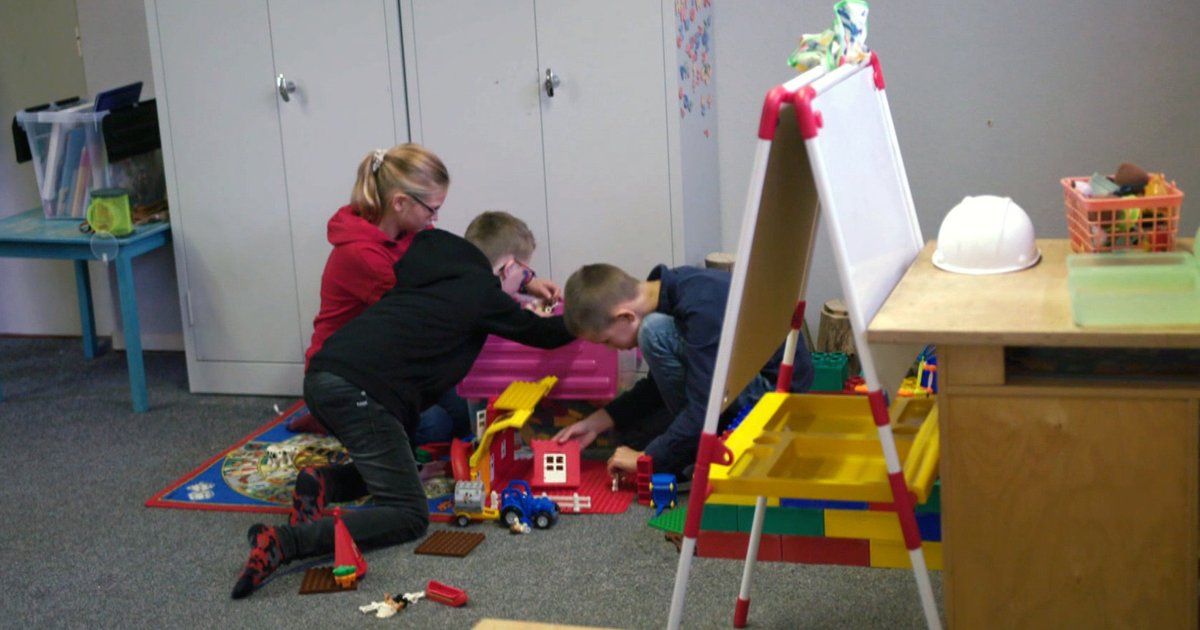 Les op sokken, kleinere klassen en spelenderwijs leren: op deze staatsvrije school in Friesland doen