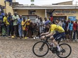 Een wielrenner tijdens de Tour du Rwanda in 2024 in Kigali