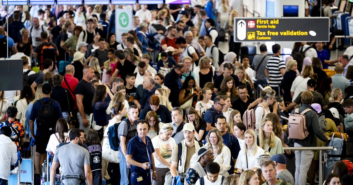 Lange rijen en geannuleerde vluchten: vakbond waarschuwt Schiphol niet weer te bezuinigen op persone