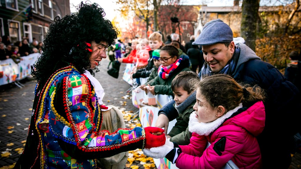 Een roetveegpiet deelt pepernoten uit