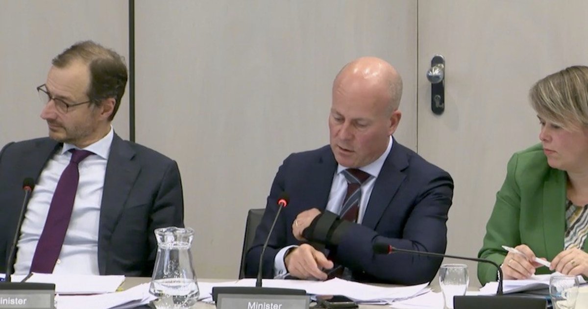 Premier Rutte scheurt tijdens fitnessoefening de pols van minister Knops