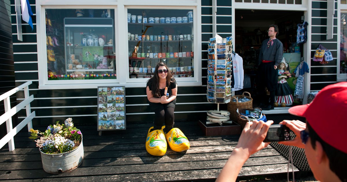 Zij werken wél in de zomer: Joël demonstreert toeristen hoe klompen worden gemaakt