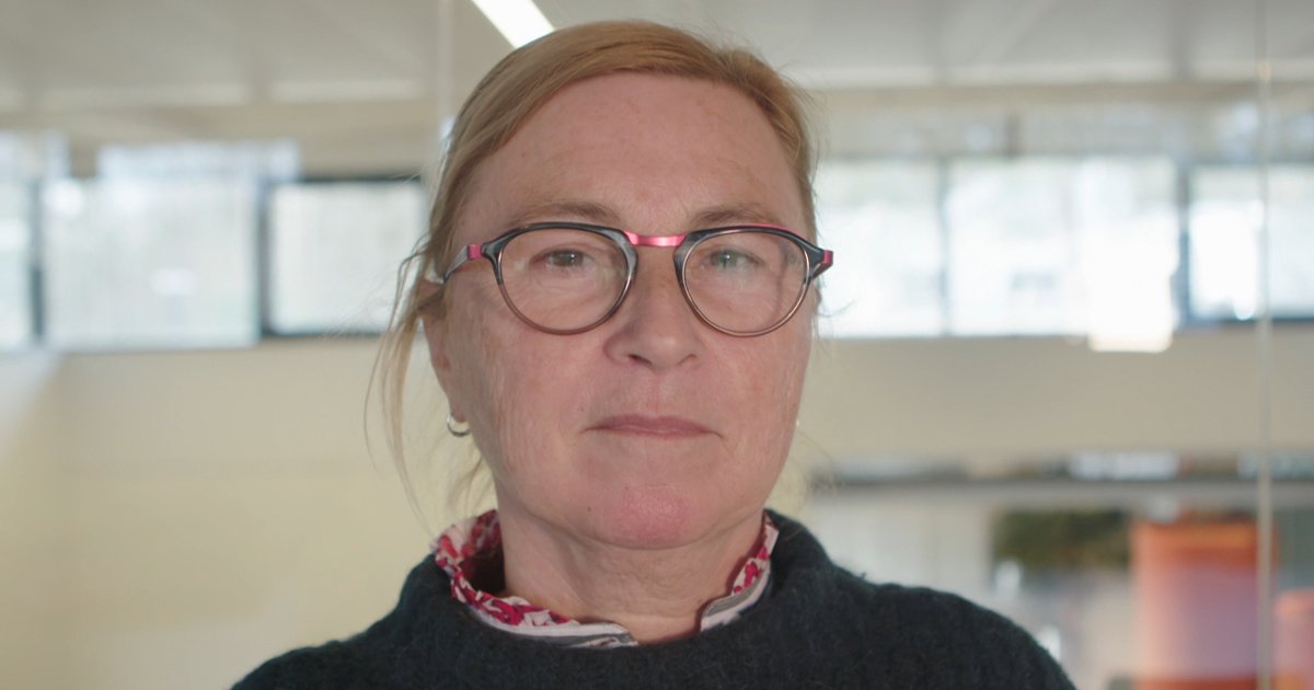 Brigitte Roodveldt Brigitte werd jarenlang misbruikt door de pastoor in haar dorp | EenVandaag