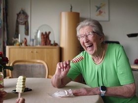 Lucie (90) en Tibbe (12) eten samen een ijsje