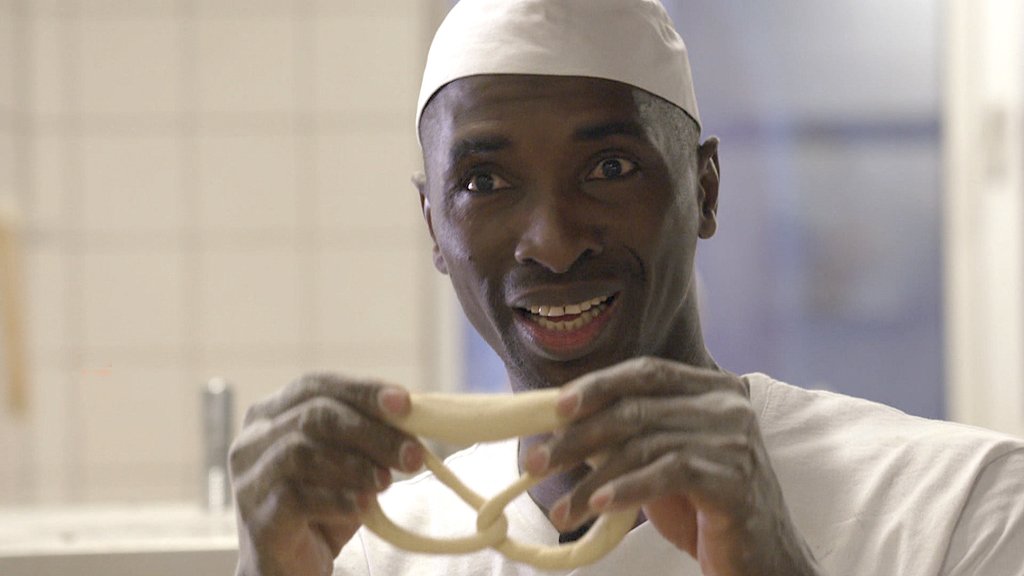 Alpha Mansaray werkt als bakker in een Duits dorpje