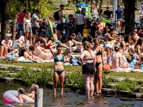 Drukte op Hemelvaartsdag in een Amsterdams park